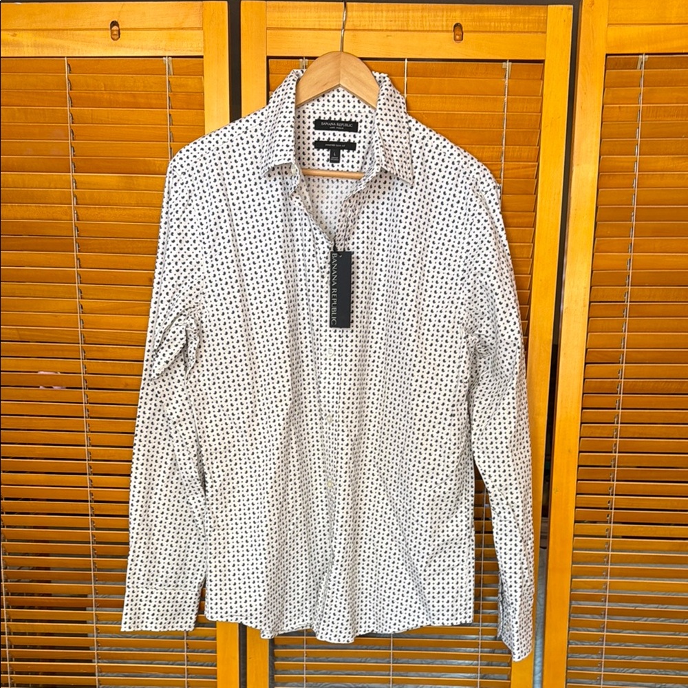 Banana Republic green,Black, red and White Paisley Shirt. New with tags  size l